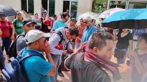 Bajo los rayos del sol, funcionarios de Telesecundaria