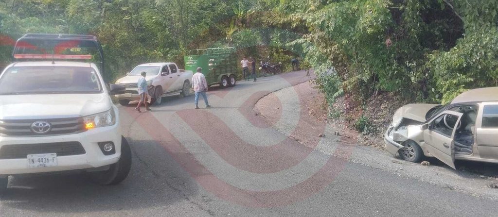 Fuerte choque deja un herido y daños materiales en Tlalocuil