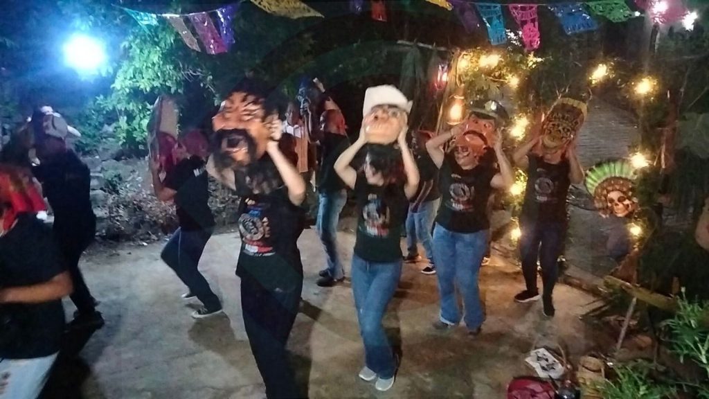 Comparsa Jakarandosos mantiene viva la tradición del Xantolo