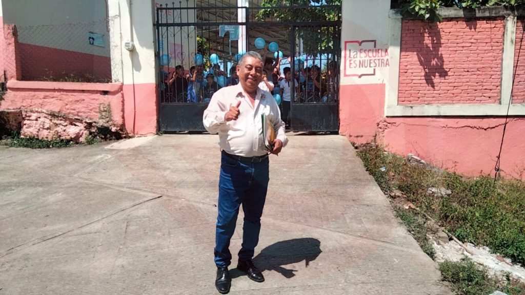 Tras 33 años frente al aula, despiden al profesor Federico Munguía