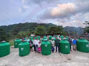 Entregan tinacos en Ahuehueyo para mejorar almacenamiento de agua