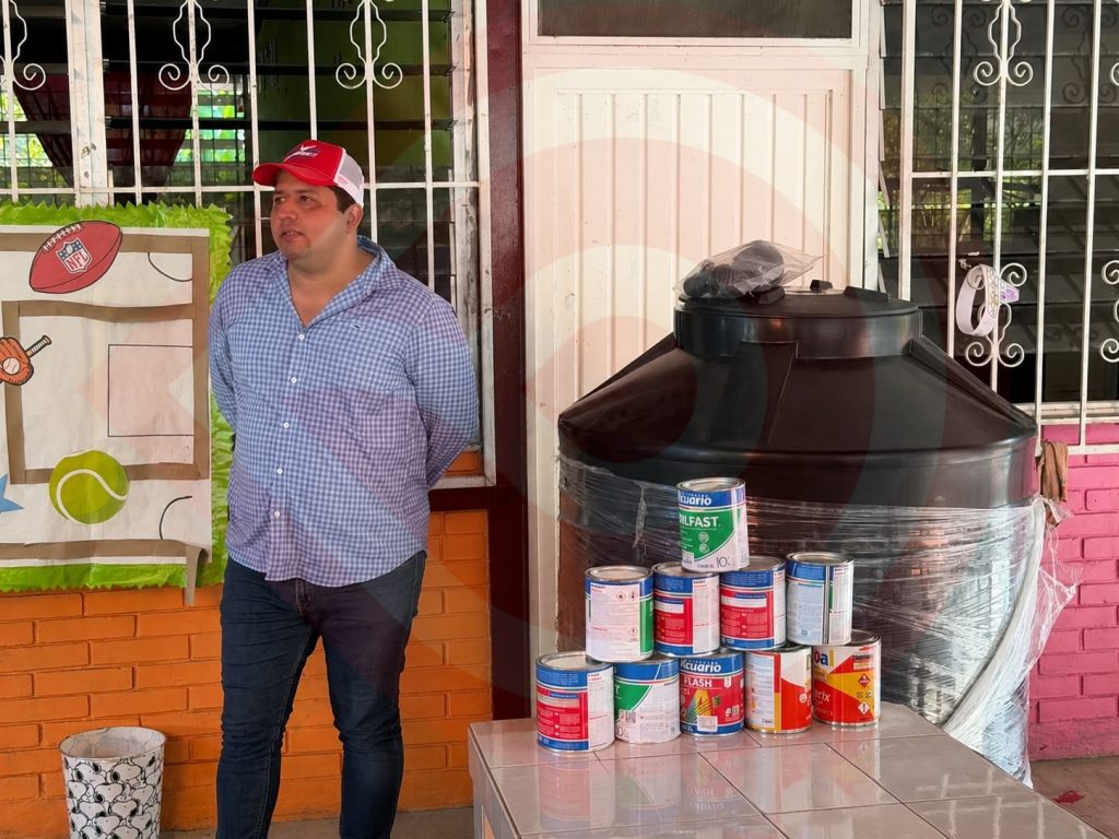 Apoyo a escuela realiza “El Chino”