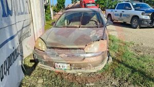 Abandonan automóvil tras estrellarlo contra portón en Ciudad Valles