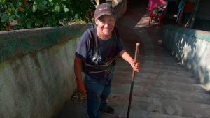 Barriendo el puente saca para sus gastos