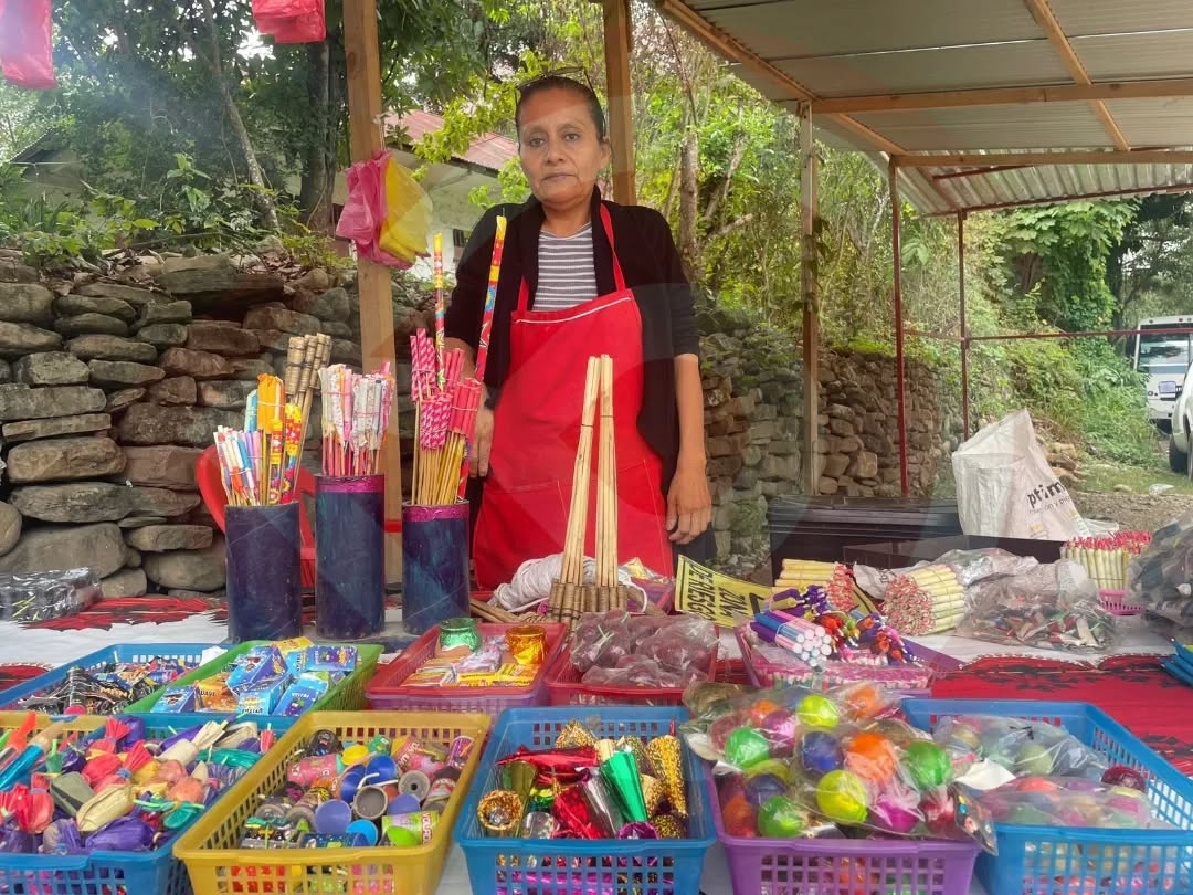 Comerciantes de pirotecnia preparan instalación para el Día de Muertos
