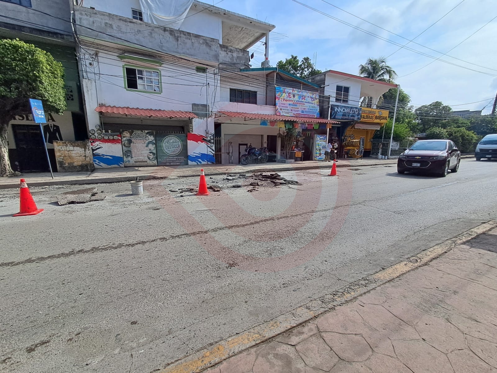 Un carril permanece cerrado en la colonia XEW tras trabajos de bacheo nocturnos