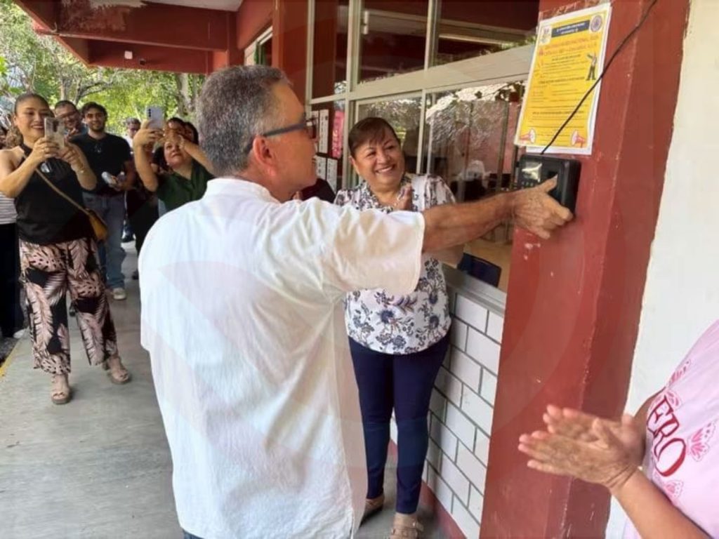 Reconocen trayectoria de Braulio Contreras al iniciar su jubilación en el CBTis 87