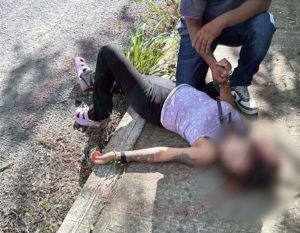 Joven resulta lesionada tras arrojarse de una motocicleta en movimiento en Cruz Blanca