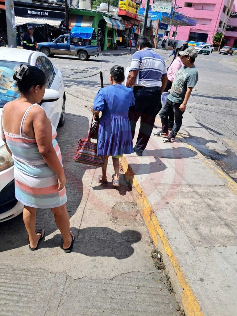 Adulta mayor sufre aparatosa caída en el crucero