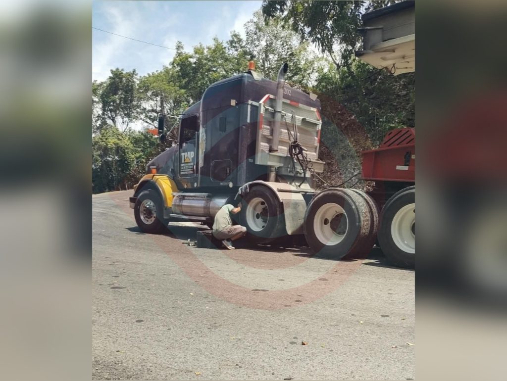 Camión pesado bloquea circulación rumbo a Enramaditas