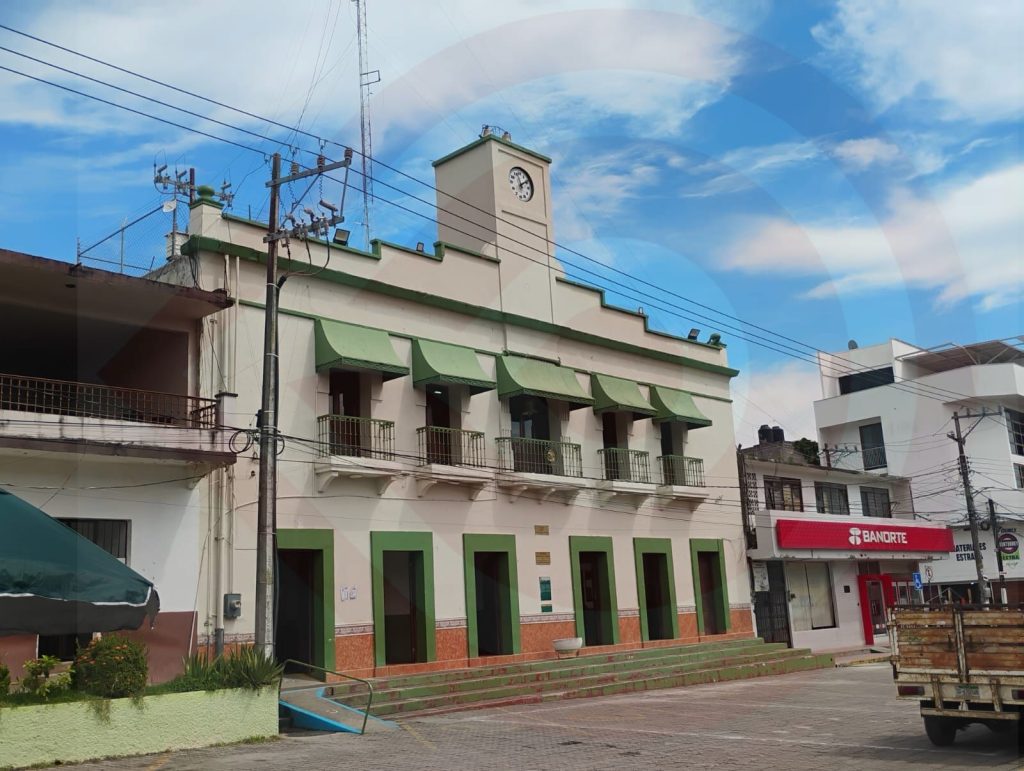 Retiran decoración patria; preparan espacios para recibir al Xantolo