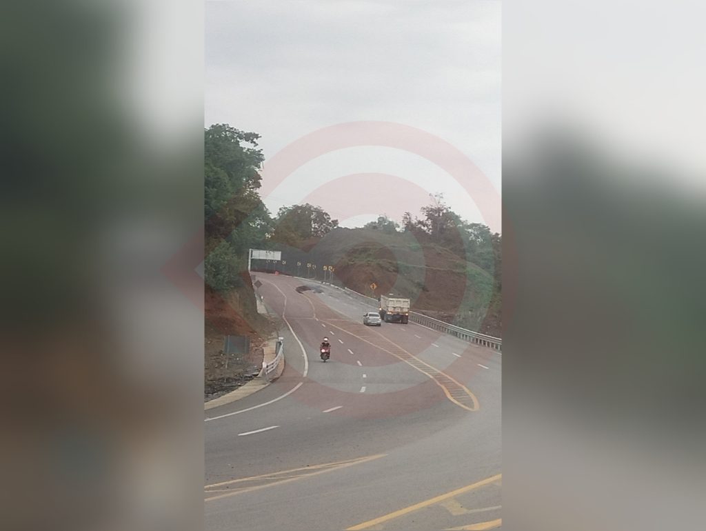 Aceite derramado en carretera federal causa percances viales