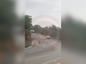 Aceite derramado en carretera federal causa percances viales