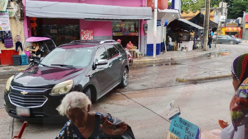 Turista circula en sentido contrario de la Calle Hidalgo