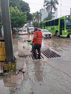 Realiza obras públicas trabajos preventivos de desazolve ante presencia de lluvias en Ciudad Valles