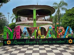 Embellecen plaza principal con la llegada de letras monumentales