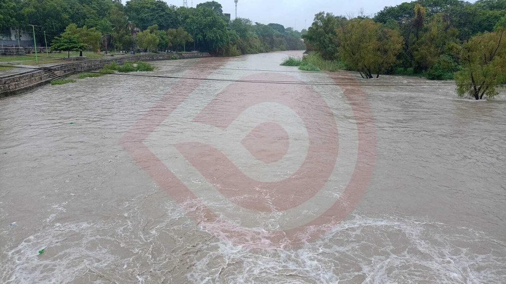 A 1.5 metros se elevó nivel del río Valles tras las lluvias