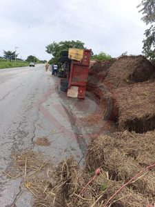 Camión cargado con pacas termina volcado en la Tamuín–San Vicente