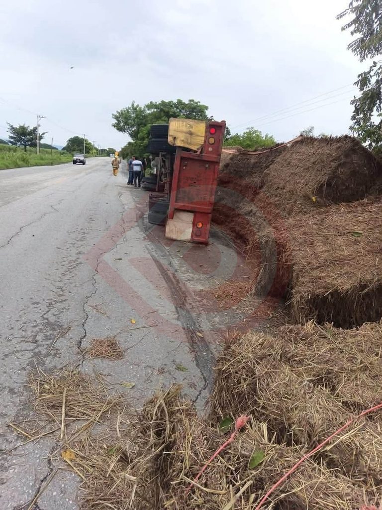 Camión cargado con pacas termina volcado en la Tamuín–San Vicente