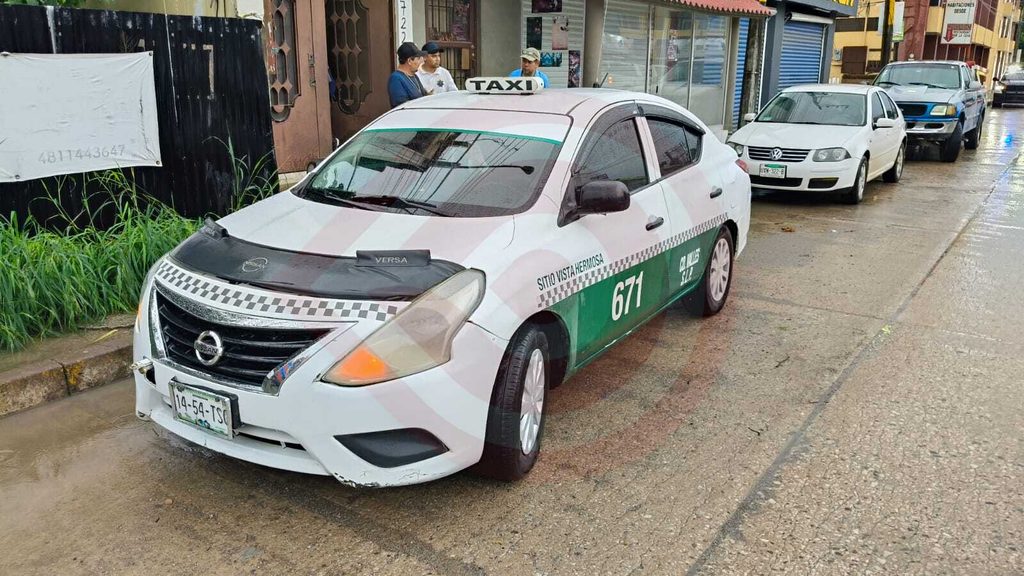 Conductor cambia de carril sin precaución y choca a motociclista