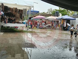 Entre lluvia y lodo, comerciantes “hacen la lucha” por vender sus productos