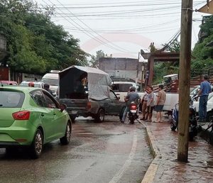 Choque frente al Rastro Municipal deja solo daños materiales y caos vial