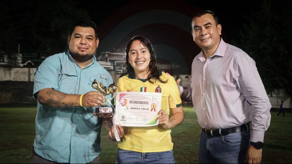 “Lobas FC” conquista el campeonato del futbol femenil en Axtla