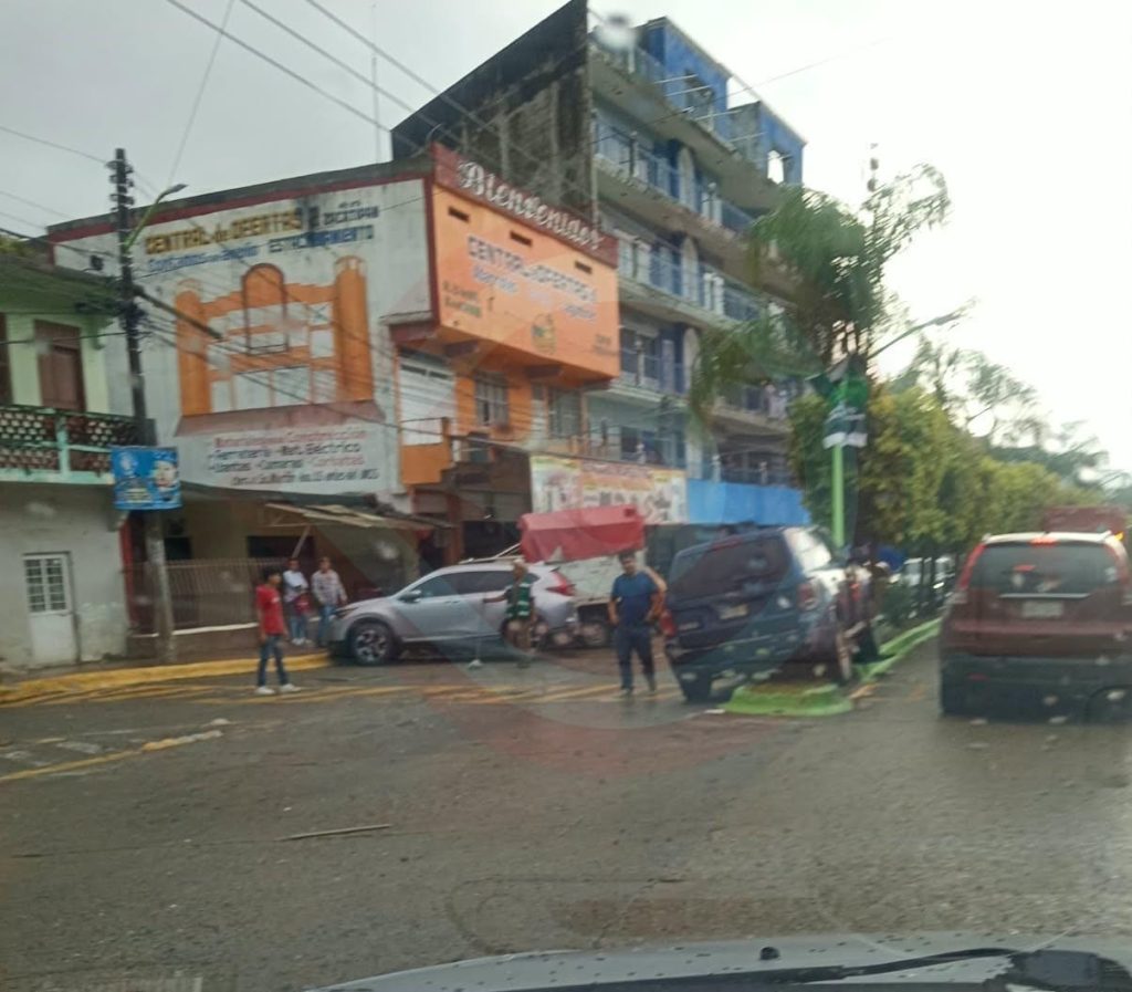 Camioneta termina por chocar contra el camellón y un poste de iluminación
