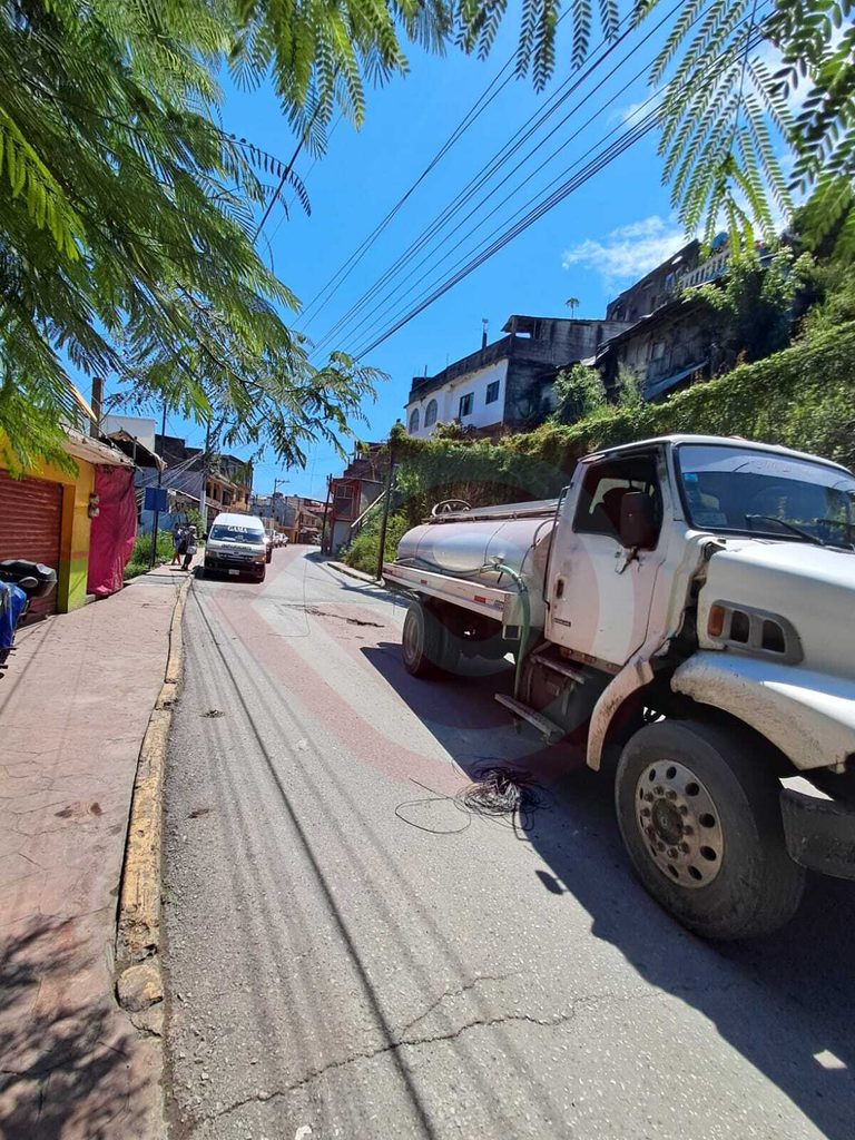 Fuerte corto circuito se generó por cables de telecomunicaciones reventados