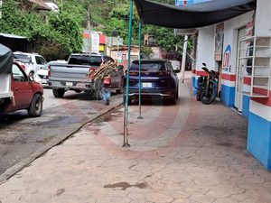 Falta de cultura vial: Conductores utilizan andador peatonal de la XEW como estacionamiento