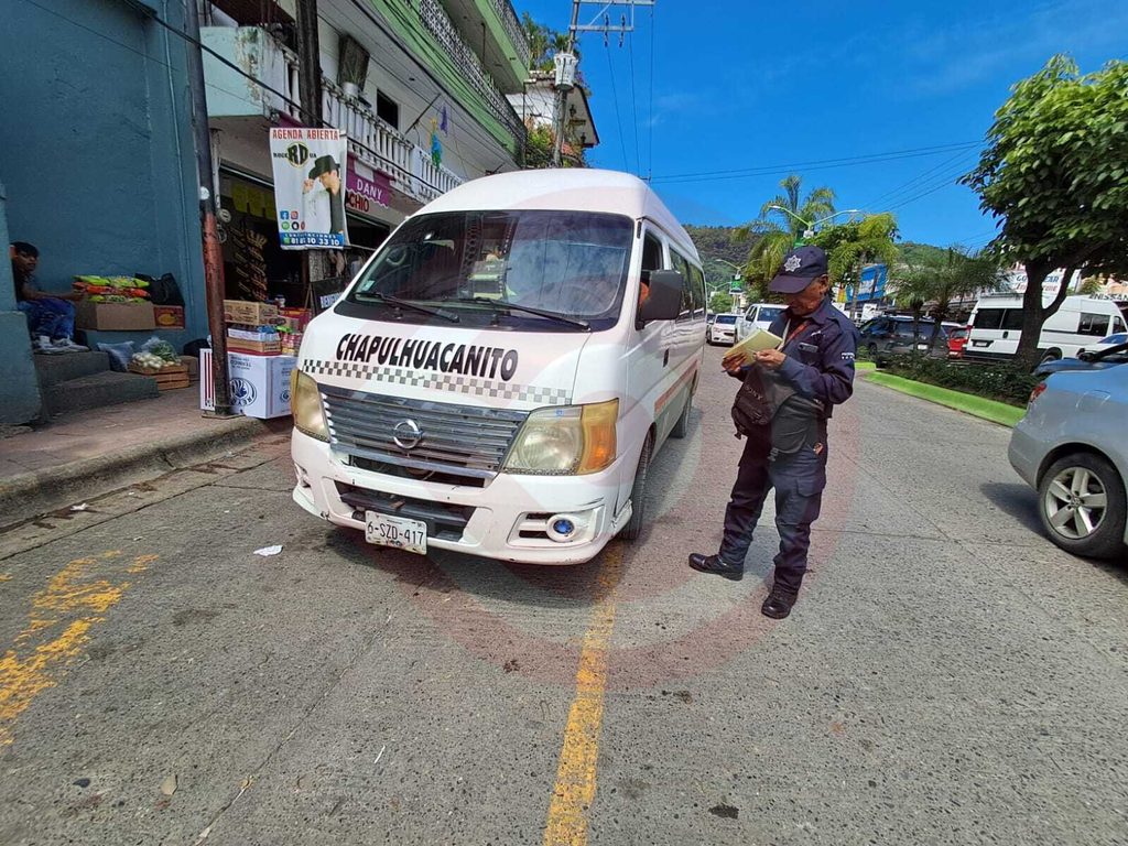 Infraccionan a transporte público por bloquear zona de recolección de basura