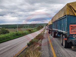 Tráiler se va de reversa en una subida y termina bloqueando la carretera Tampico-Valles
