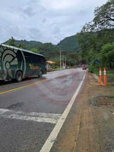 Conductores irresponsables generan riesgos al evitar topes en el fraccionamiento El Sol