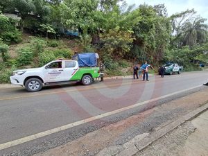 Sujeto en estado de ebriedad resulta herido tras caer de un barranco hacia la carretera federal