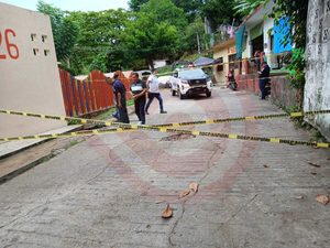 Cierran calle ante la presencia de socavón