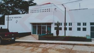 Supervisión del IMSS obliga el retiro de lona de protesta