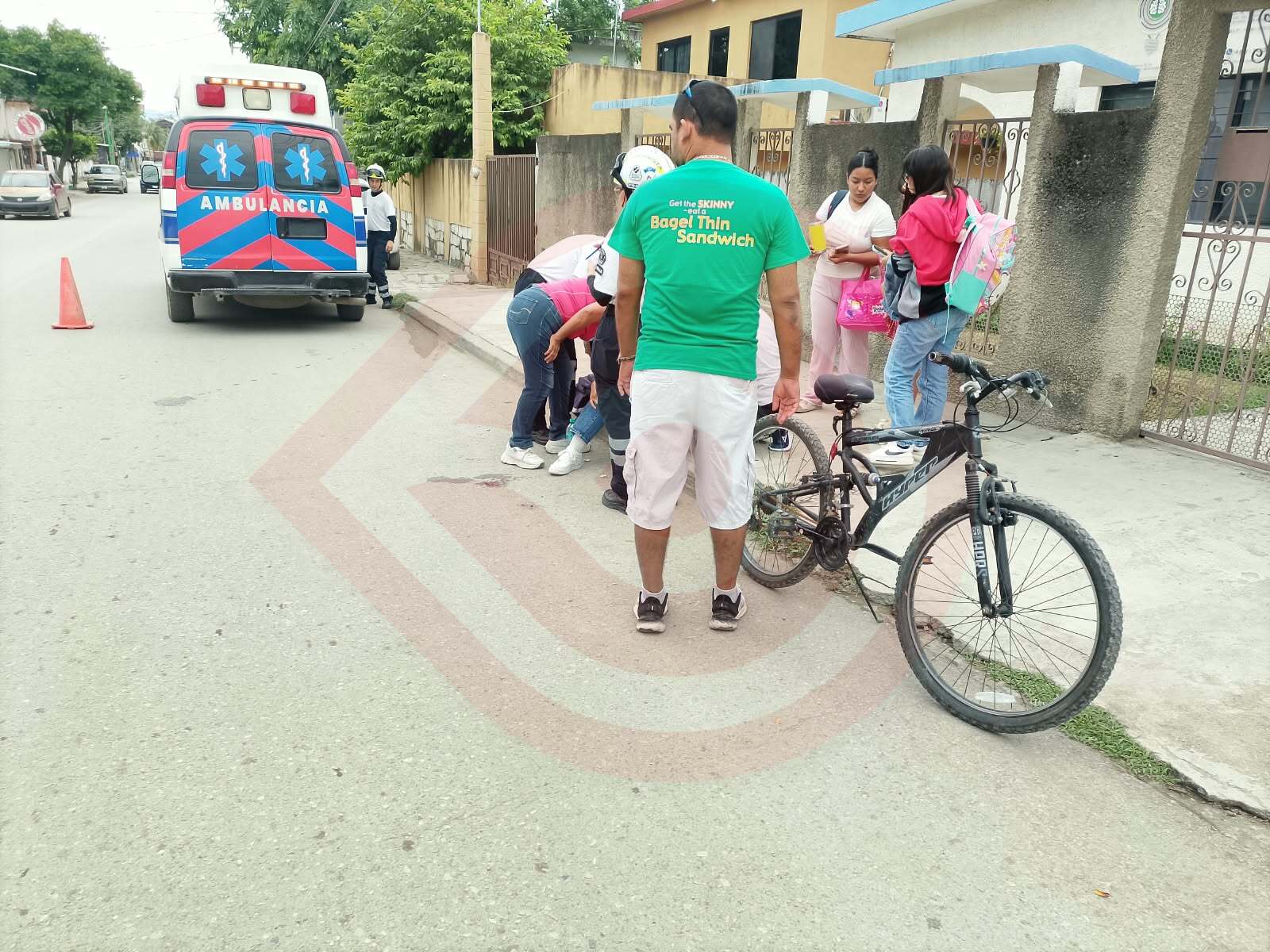 Joven ciclista resulta lesionada tras choque con automóvil en la 18 de Marzo