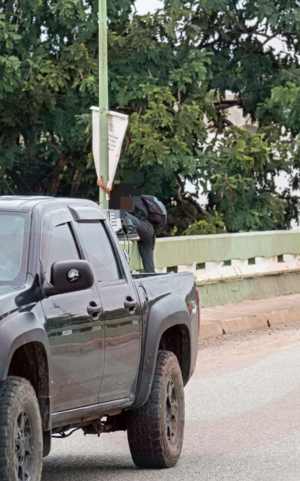 Sujeto presuntamente intoxicado pone en riesgo su vida en el puente Zacatipán
