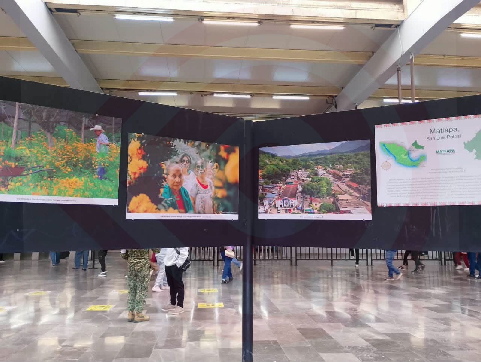 Tradiciones de Xilitla llegan al Metro de la CDMX con exposición fotográfica