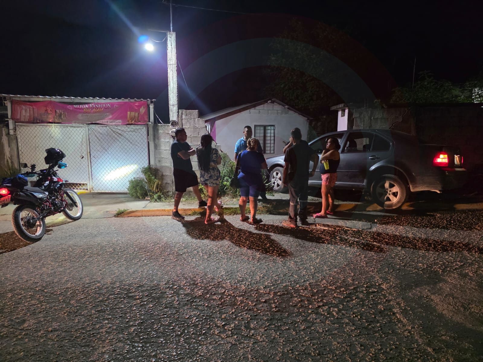 Vehículo se estrella contra barda de vivienda
