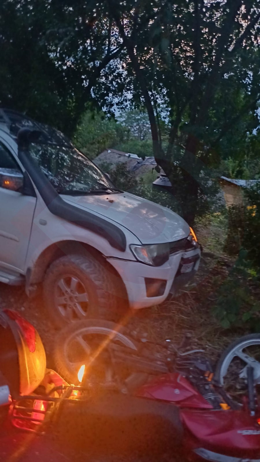 Fuerte choque deja pareja de motociclistas heridos