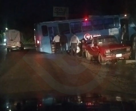 Se atasca “Tupa” en el lodo y bloquea vialidad en la carretera estatal
