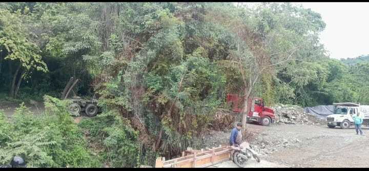 Tráiler atorado a media cuesta paraliza el tráfico en el tramo Tampacán-La Ceiba