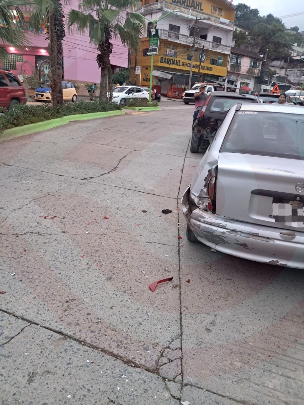 Tráiler embiste a tres vehículos y se da a la fuga