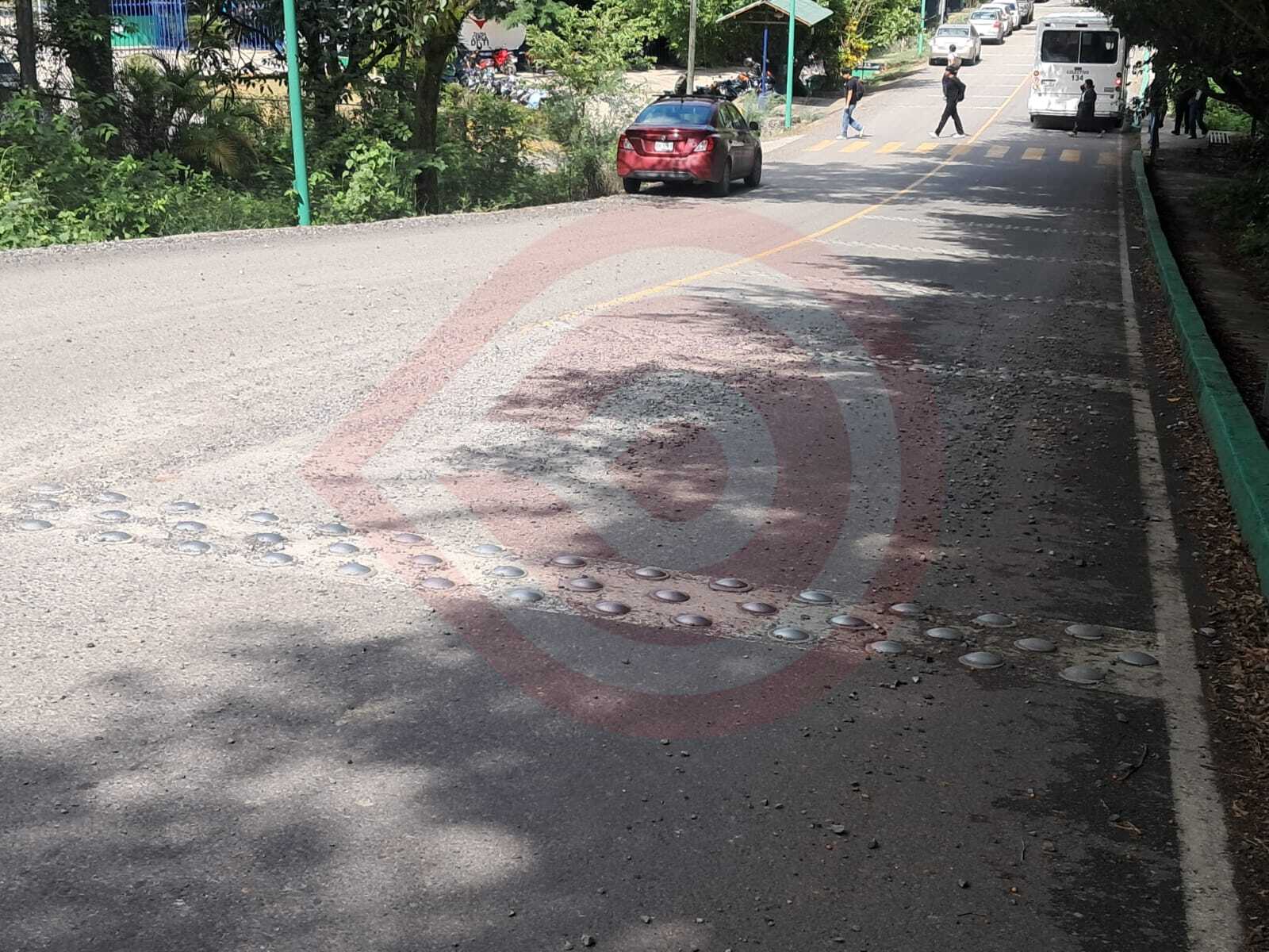 Gravilla suelta en pendiente causa riesgos entre motociclistas