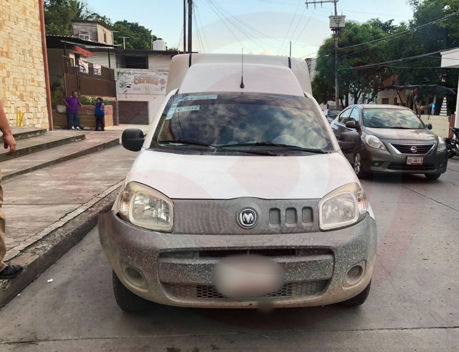 Joven termina lesionada al ser golpeada por una camioneta