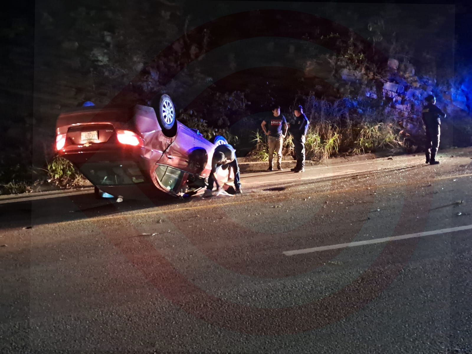 Vehículo terminó volcado tras fuerte percance vial