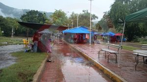 Lluvia ahuyentó a comerciantes de la Plazoleta de Guadalupe